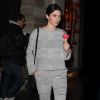 Kendall Jenner quitte une boutique de glaces à Paris, habillée d'un ensemble gris à carreaux Derek Lam 10 Crosby, d'un sac Céline et de chaussures Manolo Blahnik. Le 24 septembre 2014.