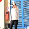 Kendall Jenner à Milan, porte un chapeau Rag & Bone, un gilet en fausse fourrure Topshop, un sac et des bottines Céline. Le 21 septembre 2014.