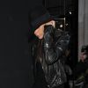 Victoria Beckham, tout de noir vêtue à Londres, porte un chapeau Maison Michel, une veste Balenciaga, un jean R13 et des bottines Saint Laurent. Le 22 septembre 2014.