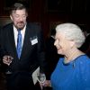 Stephen Fry face à la reine Elizabeth II lors d'une réception en l'honneur de l'art dramatique à Buckingham Palace le 17 février 2014.