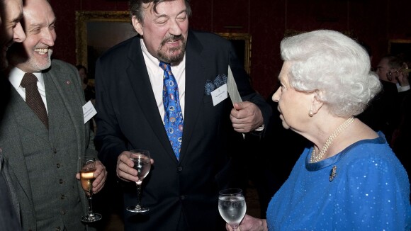 Stephen Fry et la cocaïne : Il avoue avoir sniffé même chez Elizabeth II...