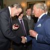 Stephen Fry et le prince Charles lors d'un gala pour l'association Otilde à Clarence House le 1er mai 2013