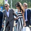 George Clooney et Amal Alamuddin, portant une boîte à chapeau avec un monogramme à leurs initiales, à leur arrivée à Venise le 26 septembre 2014 pour le week-end de leur mariage.