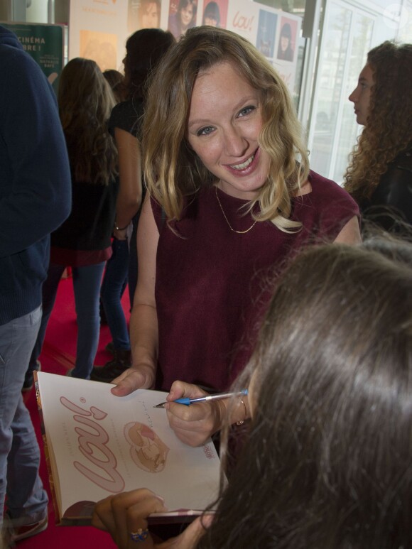 Ludivine Sagnier, enceinte, signe un autographe sur la Bande dessinée "Lou" lors de l'avant-première du film "Lou ! Journal infime" au cinéma MK2 Bibliothèque à Paris, le 28 septembre 2014.