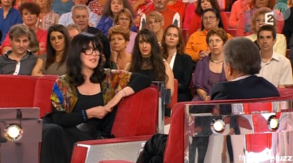 Isabelle Adjani sur le plateau de Vivement Dimanche prochain avec Michel Drucker, France 2, le 28 septembre 2014. (capture d'écran)