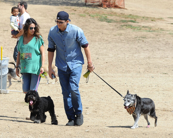 Mila Kunis, enceinte et naturelle, se balade avec Ashton Kutcher et leurs chiens à Hollywood, Los Angeles, le 27 septembre 2014.