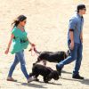 Mila Kunis, enceinte, se balade avec Ashton Kutcher et leurs chiens à Hollywood, Los Angeles, le 27 septembre 2014.