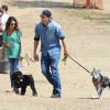 Mila Kunis, enceinte, se balade avec Ashton Kutcher et leurs chiens à Hollywood, Los Angeles, le 27 septembre 2014.