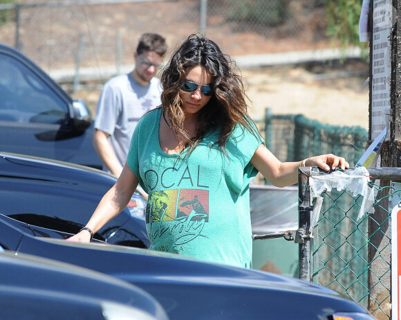 Mila Kunis, enceinte, se balade à Hollywood, Los Angeles, le 27 septembre 2014.