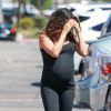 Mila Kunis enceinte essaie de se cacher des photographes à la sortie de son cours de yoga à Los Angeles, le 28 août 2014