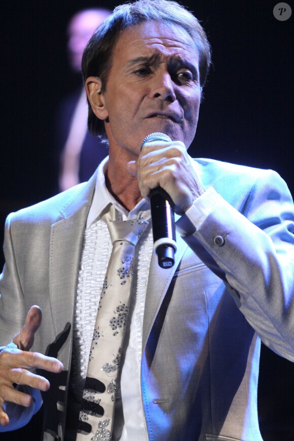Cliff Richard en concert à Liverpool, le 19 octobre 2011. 