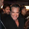  Jean Dujardin arrive &agrave; l'avant-premi&egrave;re du film 'The Monuments men' &agrave; l'UGC Normandie sur les Champs-Elys&eacute;es &agrave; Paris le 12 F&eacute;vrier 2014. 