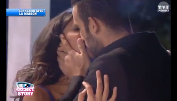 Tendre baiser pour Aymeric et Leïla qui sont désormais officiellement en couple, dans Secret Story 8 lors de l'hebdo du vendredi 29 août 2014.
