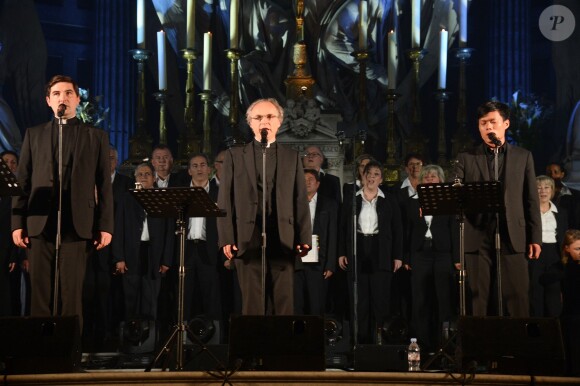 Les prêtres Charles Troesch, Joseph Dinh Nguyen Nguyen, et Jean-Michel Bardet - Concert "Amen" des Prêtres à l'église de la Madeleine à Paris, le 24 avril 2014.