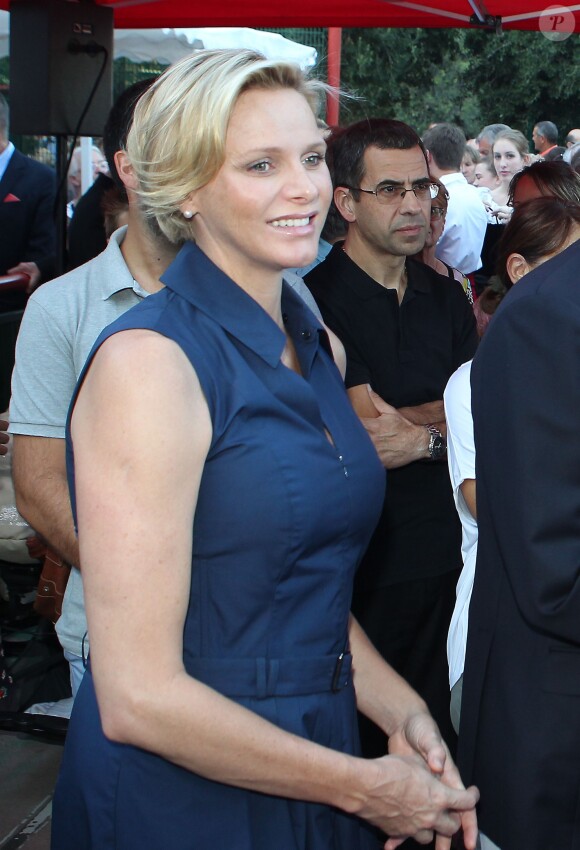 La princesse Charlene de Monaco, enceinte, avec le prince Albert II lors du traditionnel pique-nique des monégasques dans les jardins du parc Princesse Antoinette à Monaco, le 1er septembre 2014.