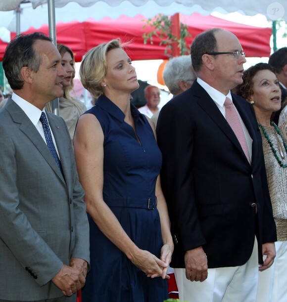 La princesse Charlene de Monaco, enceinte, avec le prince Albert II lors du traditionnel pique-nique des monégasques dans les jardins du parc Princesse Antoinette à Monaco, le 1er septembre 2014.