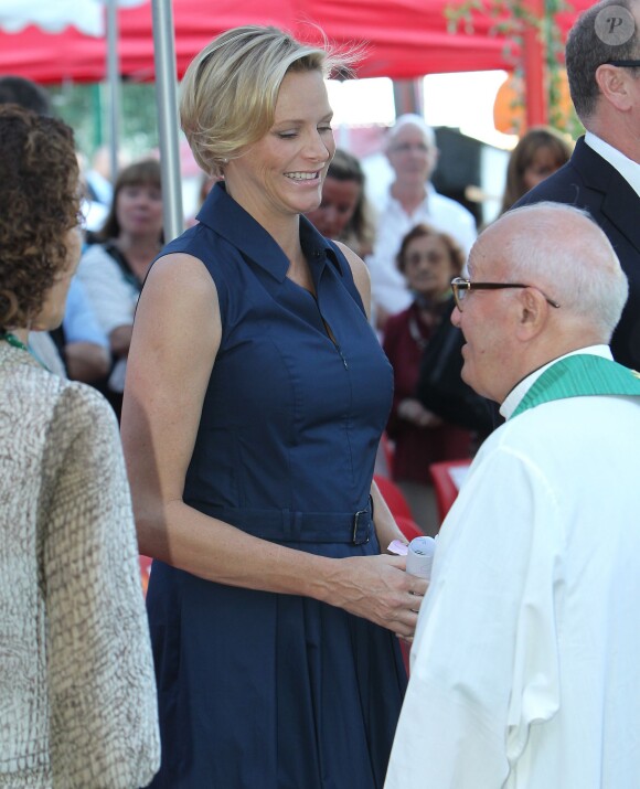 La princesse Charlene de Monaco, enceinte, avec le prince Albert II lors du traditionnel pique-nique des monégasques dans les jardins du parc Princesse Antoinette à Monaco, le 1er septembre 2014.