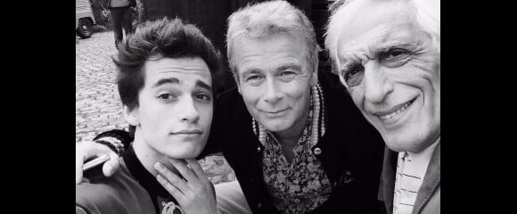 Tom Gaspar Darmon pose avec Franck Dubosc et son grand-père Gérard Darmon sur le tournage de Bis.