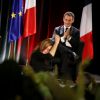 Carla Bruni-Sarkozy ovationnée durant le meeting de son époux Nicolas Sarkozy au gymnase Fernand Ganne à Saint-Julien-les-Villas près de Troyes, le 2 octobre 2014.