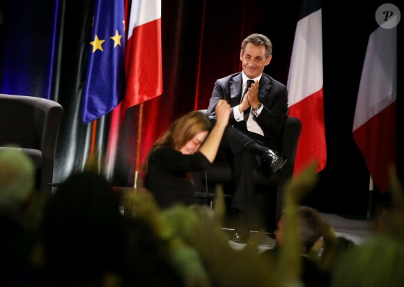 Carla Bruni-Sarkozy ovationnée durant le meeting de son époux Nicolas Sarkozy au gymnase Fernand Ganne à Saint-Julien-les-Villas près de Troyes, le 2 octobre 2014.