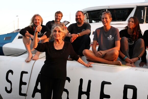 Exclusif - Brigitte Bardot pose avec l'équipage du bateau de l'organisation écologiste Sea Shepherd qui porte son nom. Cela faisait au moins dix ans que Bardot n'avait pas quitté la Madrague pour se rendre sur le port de Saint-Tropez le 26 septembre 2014. Elle était accompagnée de son époux Bernard d'Ormale.