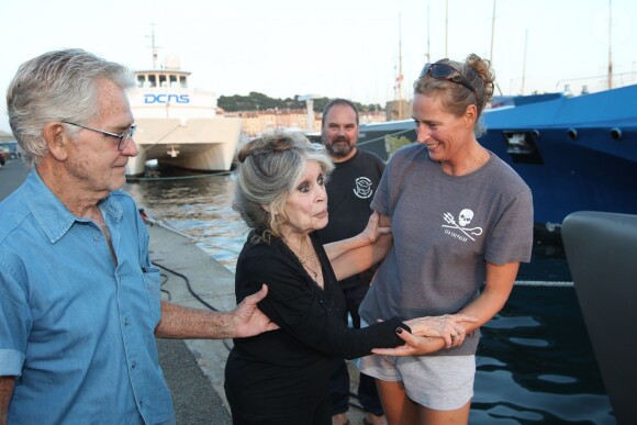 Exclusif - Brigitte Bardot pose avec l'équipage du bateau de l'organisation écologiste Sea Shepherd. Cela faisait au moins dix ans que Bardot n'avait pas quitté la Madrague pour se rendre sur le port de Saint-Tropez le 26 septembre 2014. Elle était accompagnée de son époux Bernard d'Ormale.