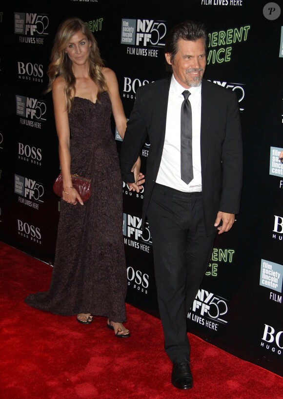 Josh Brolin officialise avec sa girlfriend Kathryn Boyd à la première de "Inherent Vice" à New York, le 4 octobre 2014.