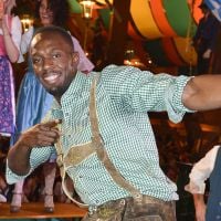 Usain Bolt : Jolies filles, bière et chapeau grotesque pour l'Oktoberfest !