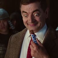Rowan Atkinson : Mr. Bean aux prises avec des ninjas pour un Snickers
