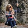 Michelle Hunziker (enceinte) et sa fille Sole Trussardi se promènent dans un parc à Milan le 3 octobre 2014.