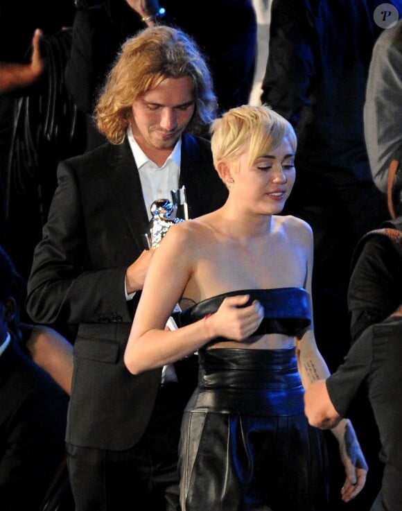 Miley Cyrus et Jesse son ami SDF lors des MTV Video Music Awards 2014 à Los Angeles, le 24 août 2014.