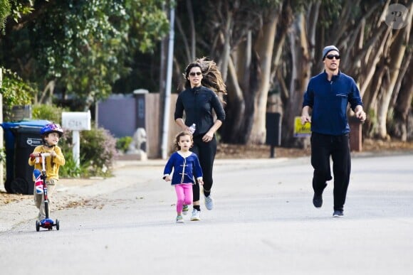Matthew McConaughey et Camila Alves avec leurs enfants Levi et Vida à Malibu, Los Angeles, le 22 février 2014.