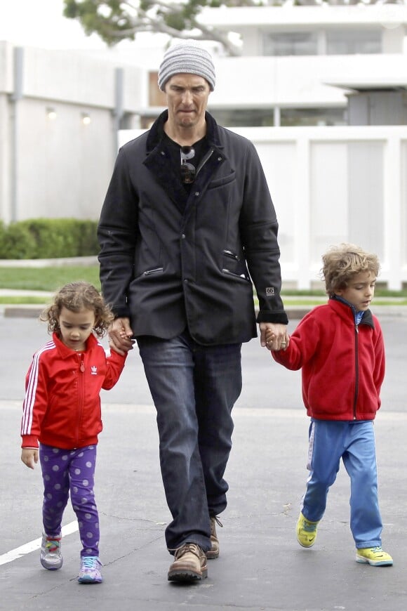 Matthew McConaughey avec ses enfants Levi et Vida à Los Angeles, le 18 février 2014.