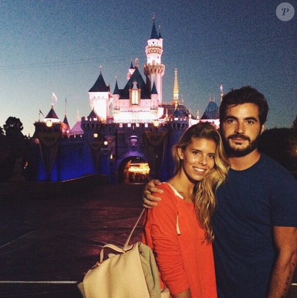 Martin Médus (Secret Story 3) et sa petite amie Tasha Oakley à Disneyland
