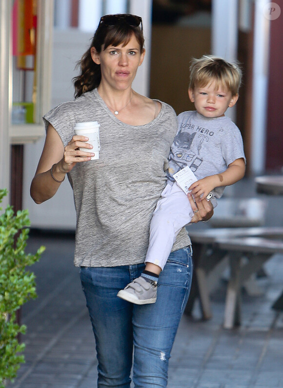 Exclusif - Jennifer Garner va prendre son petit déjeuner avec son fils Samuel à Brentwood, le 18 septembre 2014. 