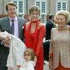 Le prince Constantijn et la princesse Laurentien des Pays-Bas avec la reine Beatrix lors du baptême de leur fille la princesse Leonore, en 2006 à Appeldorn.