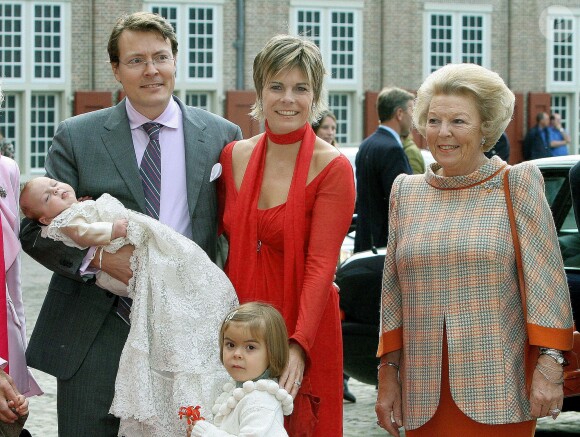 Le prince Constantijn et la princesse Laurentien des Pays-Bas avec la reine Beatrix lors du baptême de leur fille la princesse Leonore, en 2006 à Appeldorn.