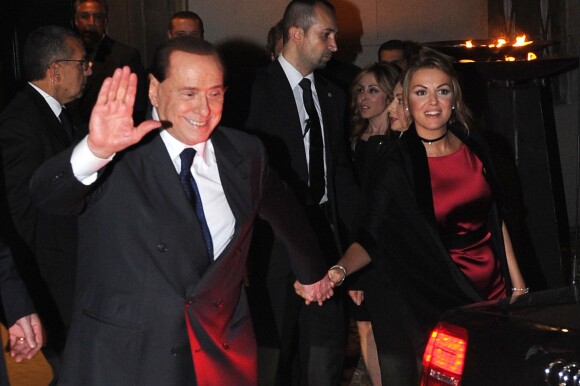 Silvio Berlusconi et sa très jeune compagne Francesca Pascale à la sortie du mariage de Michelle Hunziker et Tomaso Trussardi à Bergame, le 10 octobre 2014