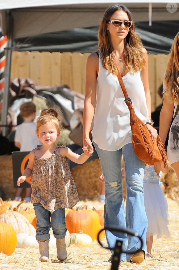 Jessica Alba, son mari Cash Warren et leurs filles Honor et Haven au Mr. Bones Pumpkin Patch à West Hollywood, le 11 octobre 2014