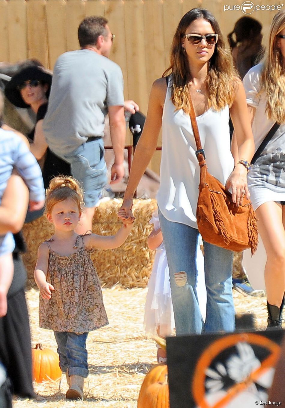  Jessica Alba, son mari et leurs filles Honor et Haven au Mr. Bones Pumpkin Patch à West Hollywood, le 11 octobre 2014 