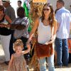 Jessica Alba, son mari Cash Warren et leurs filles Honor et Haven au Mr. Bones Pumpkin Patch à West Hollywood, le 11 octobre 2014