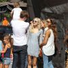Jessica Alba, son mari Cash Warren et leurs filles Honor et Haven rencontrent Jaime King, son mari Kyle Newman et leur fils James au Mr. Bones Pumpkin Patch à West Hollywood, le 11 octobre 2014.