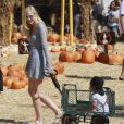  Jaime King, son mari Kyle Newman et leur fils James au Mr. Bones Pumpkin Patch &agrave; West Hollywood, le 11 octobre 2014. 
