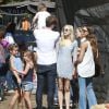 Jessica Alba, son mari Cash Warren et leurs filles Honor et Haven rencontrent Jaime King, son mari Kyle Newman et leur fils James au Mr. Bones Pumpkin Patch à West Hollywood, le 11 octobre 2014.