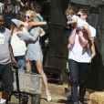  Jessica Alba, son mari Cash Warren et leurs filles Honor et Haven rencontrent Jaime King, son mari Kyle Newman et leur fils James au Mr. Bones Pumpkin Patch &agrave; West Hollywood, le 11 octobre 2014. 