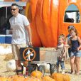 Jessica Alba, son mari Cash Warren et leurs filles Honor et Haven au Mr. Bones Pumpkin Patch &agrave; West Hollywood, le 11 octobre 2014 