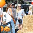  Jessica Alba, son mari Cash Warren et leurs filles Honor et Haven rencontrent Jaime King, son mari Kyle Newman et leur fils James au Mr. Bones Pumpkin Patch &agrave; West Hollywood, le 11 octobre 2014. 