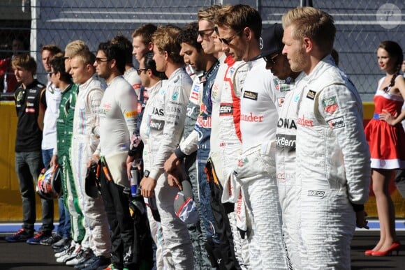 Les pilotes se sont rassemblés autour des casques de Jules Bianchi avant le départ du Grand Pix de Russie à Sotchi, le 12 octobre 2014