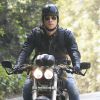 Exclusif - Justin Theroux sur sa moto à Bel Air, le 10 octobre 2014.