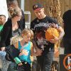 Pete Wentz emmène son fils Bronx, le bras dans le plâtre, au Mr. Bones Pumpkin Patch à West Hollywood, le 12 octobre 2014.